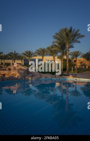 Egitto soleggiato, rilassante sulla sabbia del Mar Rosso, meravigliose albe e tramonti toccanti a Sharm El-Sheikh Foto Stock