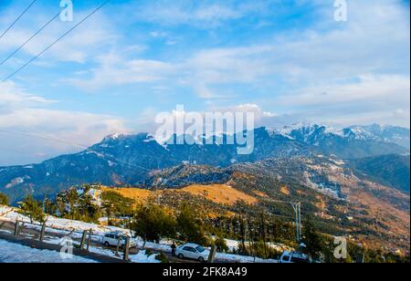 Catena montuosa dell'himalaya coperta di neve a Patnitop una città di Jammu, paesaggio invernale Foto Stock