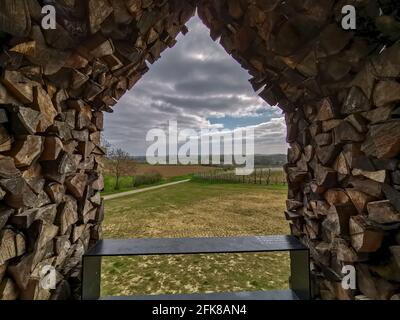 Vista panoramica dalla cappella galleggiante di Helsheaven in Helshoven ON Il paesaggio di alberi da frutto in Haspengouw zona Belgio Foto Stock