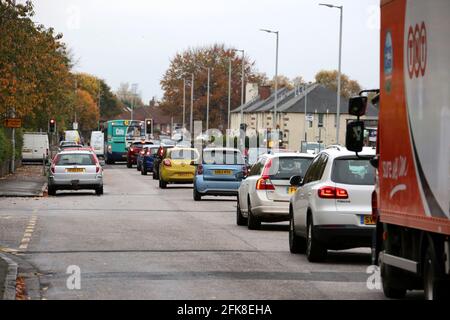 Ayr Whitletts traffico stradale congestion8.45 il traffico è costretto a. in una corsia per passare le auto fisse Foto Stock