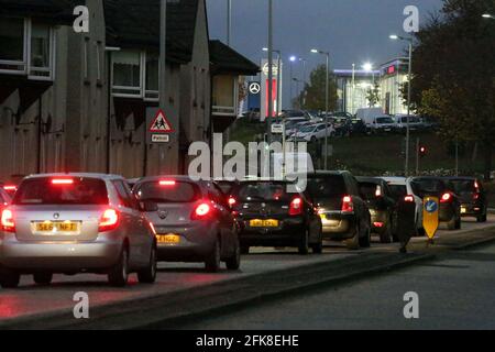 Ayr Whitletts traffico stradale congestion4.45 pm traffico è costretto a. in una corsia per passare le auto fisse Foto Stock