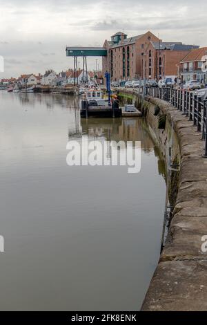 Lungo il lungomare di Wells-Nest-Sea Harbour in un giorno coperto nel mese di aprile. Foto Stock