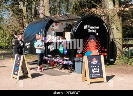 Mommabains Truck o Momma Bains Food Truck aperto per affari A Wollaton Park Nottingham Nottinghamshire East Midlands Inghilterra GB UK Europa Foto Stock