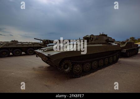 Serbatoi e macchine blindate su strada. Foto Stock