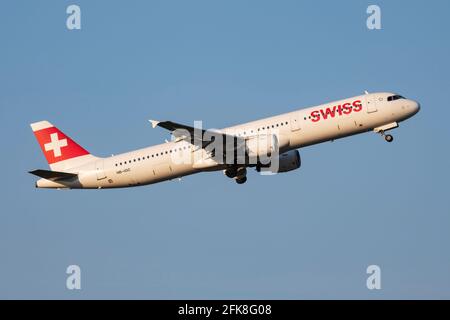 Swiss International Airlines Airbus A321 HB-IOC partenza aereo passeggeri e. Decollo all'aeroporto di Vienna Foto Stock