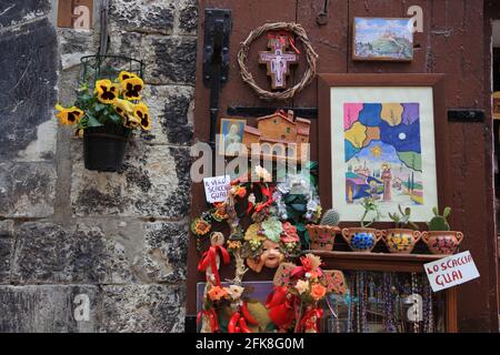 Soavenirgeschaeft in der Altstadt von Assisi, Umbrien, Italien Foto Stock