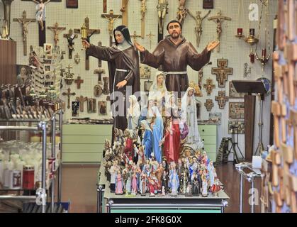 Devotionaliengeschaeft in der Altstadt von Assisi, Umbrien, Italien Foto Stock