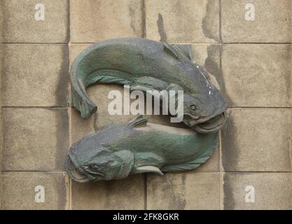 Pesci. Segno zodiacale raffigurato nel rilievo in ceramica sulla casa di abitazione in via Sokolovská, nel quartiere di Libeň a Praga, Repubblica Ceca. Foto Stock