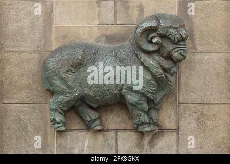 Ariete. Segno zodiacale raffigurato nel rilievo in ceramica sulla casa di abitazione in via Sokolovská, nel quartiere di Libeň a Praga, Repubblica Ceca. Foto Stock