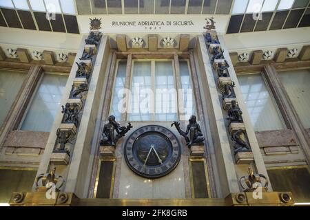 Orologio in bronzo progettato dallo scultore ceco modernista Bohumil Kafka (1925) nel Palazzo Adria (Palác Adria) a Nové Město (Città Nuova) a Praga, Repubblica Ceca. Le statue in bronzo intorno all'orologio rappresentano il giorno e la notte (due figure femminili) e i segni zodiacali. L'edificio progettato dagli architetti modernisti cechi Josef Zasche e Pavel Janák è stato costruito dal 1923 al 1924 per la compagnia di assicurazioni italiana Riunione Adriatica di Sicurtà (RAS). Foto Stock