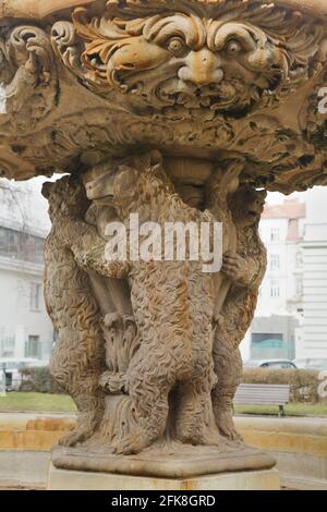 Statue barocche di orsi raffigurate intorno alla Fontana dell'Orso (Medvědí kašna) disegnate dallo scultore barocco ceco Jeroným Kohl (Hieronymus Kohl) nel quartiere Smíchov di Praga, Repubblica Ceca. La fontana scolpita prima del 1685 fu precedentemente installata nel Giardino di Slavata (Slavatovská zahrada) e fu rimossa nella posizione attuale nella piazza del 14 ottobre (náměstí 14. října) dopo 1945. Foto Stock