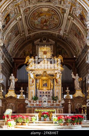 Primo piano sull'altare cattolico all'interno della chiesa di Roma Foto Stock