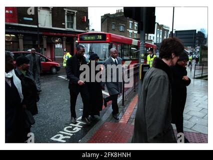 La madre, Gloria (centro) 49 dicembre 2000 e il padre Richard (cappotto grigio) 55 della bambola scolastica Taylor arrivano con un uomo non identificato al Mountain of Fire and Miracles Ministries a Londra Old Kent Road per il memoriale per il loro figlio assassinato di 10 anni, morto 10 giorni fa Foto Stock