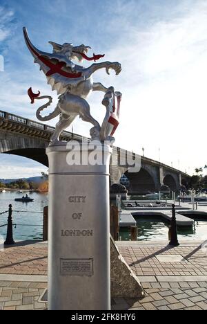 Lake Havasu City, Arizona: Replica Dragon Boundary Marker di fronte al London Bridge. I draghi rosso e argento tengono lo stemma della City of London Foto Stock