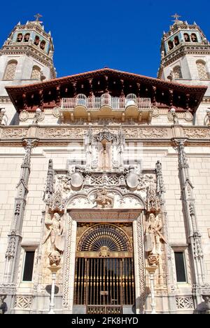 San Simeon, California: Hearst Castle, la stravagante tenuta costiera di William Randolph Hearst, progettata dall'architetto Julia Morgan. Foto Stock