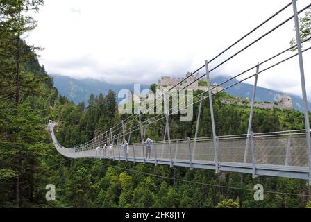 Highline179 (Hängebrücke Ehrenberg), ponte pedonale sospeso vicino al confine bavarese-austriaco, collega le rovine del castello di Ehrenburg e Fort Claudia. Foto Stock