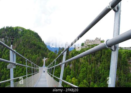 Highline179 (Hängebrücke Ehrenberg), ponte pedonale sospeso vicino al confine bavarese-austriaco, collega le rovine del castello di Ehrenburg e Fort Claudia. Foto Stock