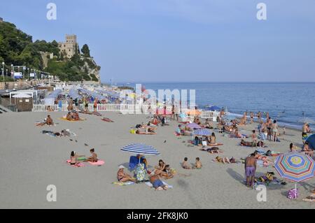 Bagnanti sulla spiaggia di finale Ligure, Liguria, Italia Foto Stock