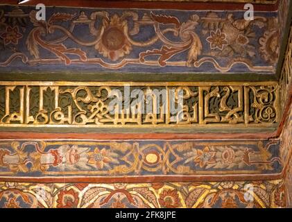 Particolare di Ayyubid intagliato legno Kuific iscrizione e decorazione, interno, Tomba di Imam al-Shafi'i, Cairo, Egitto Foto Stock
