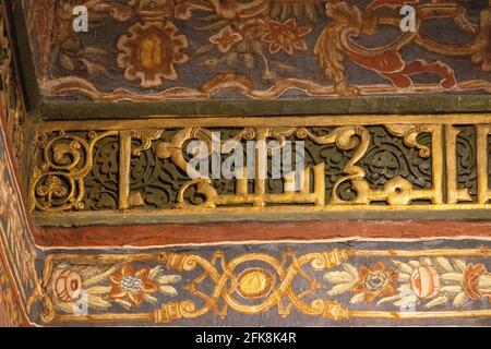 Particolare di Ayyubid intagliato legno Kuific iscrizione e decorazione, interno, Tomba di Imam al-Shafi'i, Cairo, Egitto Foto Stock