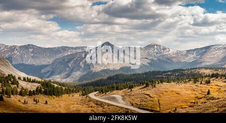 Dalla cima del passo di Cottonwood, Colorado, Stati Uniti Foto Stock