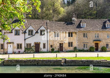 Cottage accanto al by Brook nel villaggio di Cottswold di Castle Combe, Wiltshire UK Foto Stock