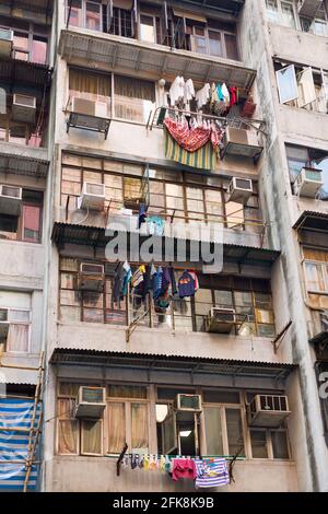 Isola di Hong Kong, Hong Kong, Cina, Asia - dettaglio degli appartamenti progetto di alloggio a Hong Kong con i clothelines fuori dalla finestra. Foto Stock