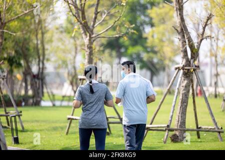 Coppia anziana in cooper indossare maschera protettiva, solo continuare a rimanere attivi, stare bene Foto Stock