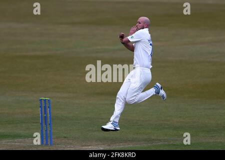 CHESTER LE STREET, REGNO UNITO. 29 APRILE il bowling Chris Rushworth di Durham durante la partita del campionato della contea di LV tra il Durham County Cricket Club e il Warwickshire County Cricket Club presso l'Emirates Riverside, Chester le Street giovedì 29 aprile 2021. (Credit: Mark Fletcher | MI News) Foto Stock