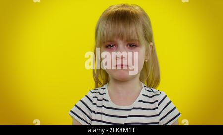 Deluso bambino ragazza sconvolto con le lacrime sugli occhi piange dalla disperazione triste a causa di cose ingiuste Foto Stock