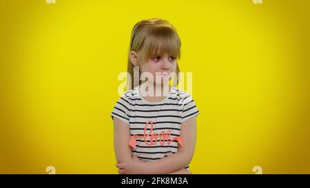 Sconvolto bambino deluso ragazza con lacrime sugli occhi piange dalla disperazione triste a causa di cose ingiuste Foto Stock