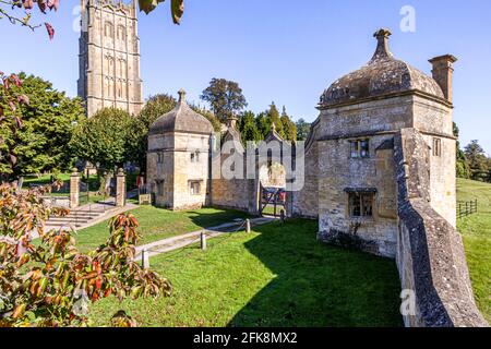 La chiesa di St James e i rifugi giacobei a Campden House nella città di Cotswold di Chipping Campden, Gloucestershire Regno Unito Foto Stock