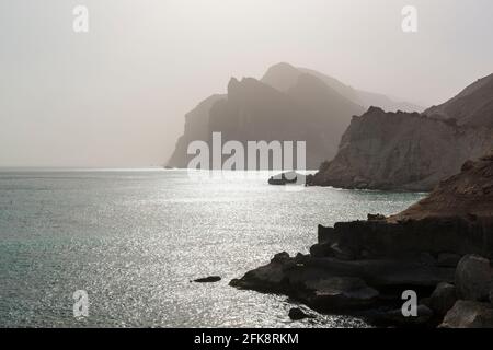 Costa rocciosa di Mughsail ad ovest di Salalah, Dhofar Governatorato Oman Foto Stock