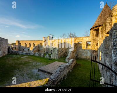 Novigrad vicino al fiume Dobra Novigrad na Dobri in Croazia Europa castello medievale Foto Stock