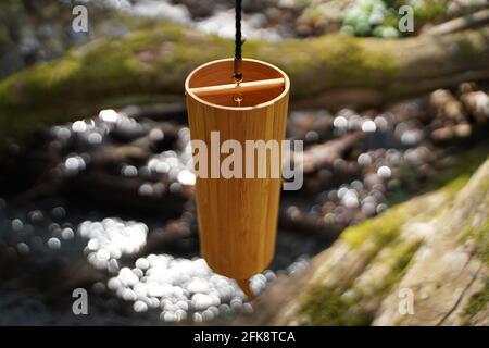 Koshi vento cimes fuori nella foresta per la terapia di guarigione del suono, yoga e meditazione, relax Foto Stock