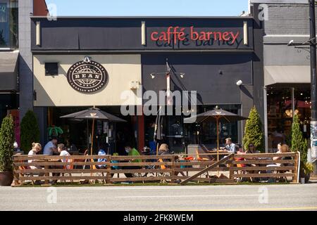 Le persone che cenano all'esterno di una caffetteria e di un ristorante in South Granville Street durante la pandemia COVID 19, Vancouver, British Columbia, Canada Foto Stock