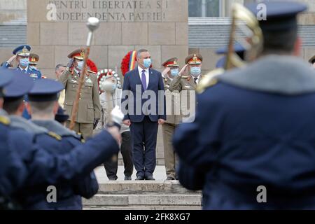 (210429) -- BUCAREST, 29 aprile 2021 (Xinhua) -- il Ministro della Difesa rumeno Nicolae Ciuca (C) partecipa a un evento in occasione della Giornata dei Veterani a Bucarest, Romania, 29 aprile 2021. (Foto di Cristian Cristel/Xinhua) Foto Stock