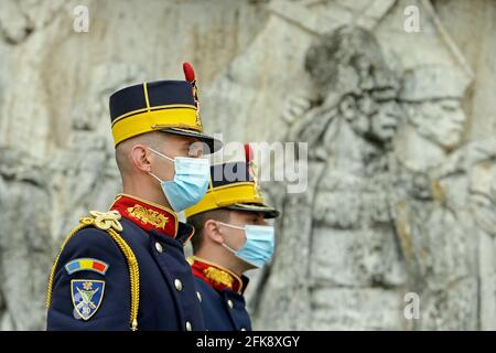 (210429) -- BUCAREST, 29 aprile 2021 (Xinhua) -- i soldati sono in attesa di un evento in occasione della Giornata dei Veterani a Bucarest, Romania, 29 aprile 2021. (Foto di Cristian Cristel/Xinhua) Foto Stock