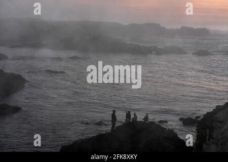 Pesca su Glass Beach, Fort Bragg, CA, USA Foto Stock