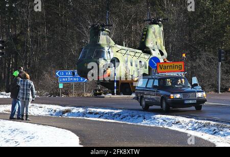 Il traffico doveva essere interrotto quando un elicottero 4 (Boeing Vertol 107) fu trainato dalla flottiglia sulla base aerea di Malmen quando fu portato fuori servizio, al Museo dell'aviazione militare di Malmslätt, Linköping.l'elicottero 4 fu usato estesamente durante la caccia al sottomarino negli anni '80. Foto Stock