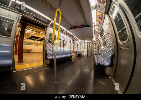 New York, Stati Uniti. 29 Apr 2021. Treno vuoto in attesa alla stazione della metropolitana di Broad Street a New York giovedì 29 aprile 2021. (ÂPhoto di Richard B. Levine) Credit: Sipa USA/Alamy Live News Foto Stock