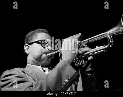 Gillespie vertiginoso. Ritratto del trombettista jazz americano John Birks 'Dizzy' Gillespie (1917-1993), di Walter P Gottlieb, 1947 Foto Stock