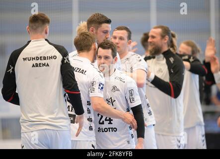 Giubilazione finale KI, da sinistra a destra Rune DAHMKE (KI), Miha ZARABEC (KI), Hendrik PEKELER (KI), pallamano 1a Bundesliga, dodicesimo giorno di partita, TUSEM Essen (e) - THW Kiel 27:31, on April 25, 2021 in e ssen / Germany ¬ | usage worldwide Foto Stock