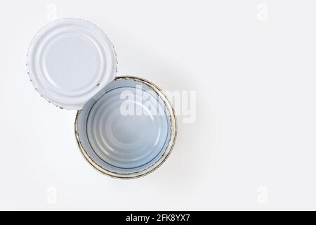 contenitore vuoto aperto in alluminio isolato su sfondo bianco, vista dall'alto Foto Stock