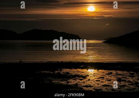 Un'immagine HDR autunnale a 3 scatti di un tramonto e nuvole di moody su Loch Inver ad Assynt, Sutherland, Scozia. 19 ottobre 2016 Foto Stock