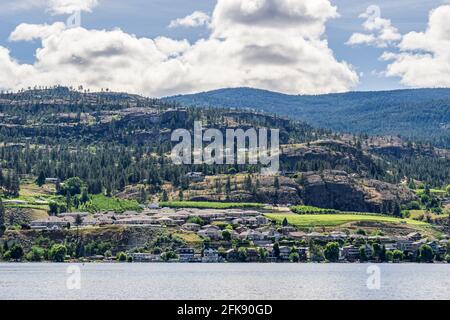 PENTICTON, CANADA - 04 LUGLIO 2020: Luminoso sole mattina vista case sulla collina vicino al lago. Foto Stock