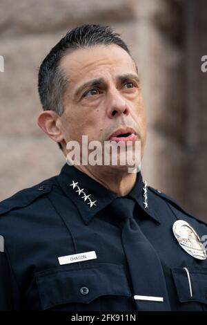 Austin, Texas, Stati Uniti. 29 Apr 2021. Il capo interim DI Austin JOSEPH CHACON si rivolge ai media mentre i capi della polizia del Texas parlano al Campidoglio del Texas il 29 aprile 2021 contro le fatture nel Senato che permetterebbero a chiunque di più di 21 anni il diritto di portare pubblicamente una pistola senza alcun requisito di licenza o di formazione. I legislatori sostengono che renderà il loro lavoro più duro come i crimini delle armi stanno spiking in tutto lo stato. Credit: Bob Daemmrich/ZUMA Wire/Alamy Live News Foto Stock