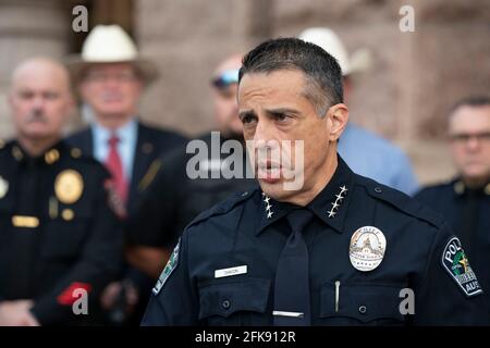 Austin, Texas, Stati Uniti. 29 Apr 2021. Il capo interim DI Austin JOSEPH CHACON si rivolge ai media mentre i capi della polizia del Texas parlano al Campidoglio del Texas il 29 aprile 2021 contro le fatture nel Senato che permetterebbero a chiunque di più di 21 anni il diritto di portare pubblicamente una pistola senza alcun requisito di licenza o di formazione. I legislatori sostengono che renderà il loro lavoro più duro come i crimini delle armi stanno spiking in tutto lo stato. Credit: Bob Daemmrich/ZUMA Wire/Alamy Live News Foto Stock