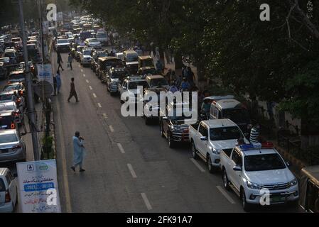 Pakistan esercito, ranger truppe pattugliano in un mercato, bazar, strade principali per osservare le nuove restrizioni annunciate dal governo per la comunità imprenditoriale di controllare la diffusione del coronavirus in Lahore. Le autorità pakistane stanno correndo contro il tempo per aggiungere più letti e ventilatori agli ospedali in mezzo a un aumento dei decessi e delle infezioni da coronavirus. Secondo il ministro degli interni Sheikh Rashid Ahmad, le autorità hanno iniziato a convocare truppe per garantire che le persone non violino le regole di allontanamento sociale. (Foto di Rana Sajid Hussain/Pacific Press) Foto Stock