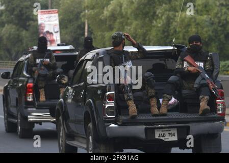 Pakistan esercito, ranger truppe pattugliano in un mercato, bazar, strade principali per osservare le nuove restrizioni annunciate dal governo per la comunità imprenditoriale di controllare la diffusione del coronavirus in Lahore. Le autorità pakistane stanno correndo contro il tempo per aggiungere più letti e ventilatori agli ospedali in mezzo a un aumento dei decessi e delle infezioni da coronavirus. Secondo il ministro degli interni Sheikh Rashid Ahmad, le autorità hanno iniziato a convocare truppe per garantire che le persone non violino le regole di allontanamento sociale. (Foto di Rana Sajid Hussain/Pacific Press) Foto Stock